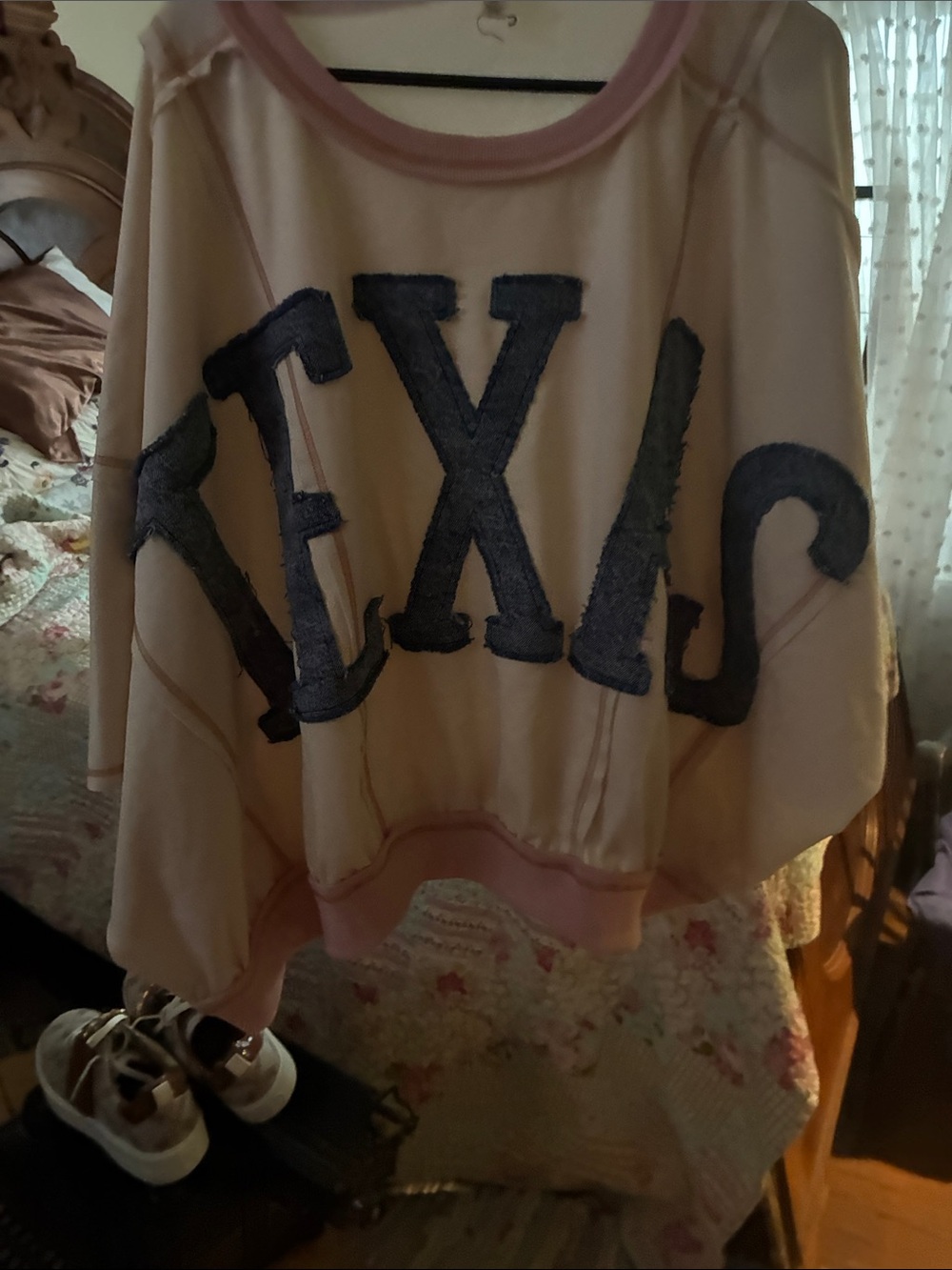 Pink Cream Relaxed Women’s Sweatshirt with Appliqué